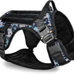 Arnés de perro resistente color camuflaje azul con hebilla metálica de liberación rápida y acolchado transpirable.