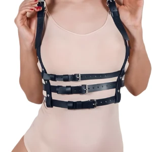 Arnés negro de tres tiras regulables con hebillas metálicas, estilo BDSM, sobre body nude.