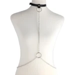 Arnés de cuerpo de cadena plateada con collar negro ajustable y aros, sobre maniquí blanco.