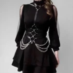 Arnés metálico negro tipo corsé con cadenas colgantes, ajustable, ideal para estilo gótico.