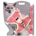 Arnés y correa para gato a cuadros rosas con dije de gato, ideal para paseos.