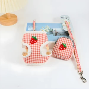 Arnés a cuadros rojos y blancos para gatos con diseño de fresa, incluye correa y bolsillo.
