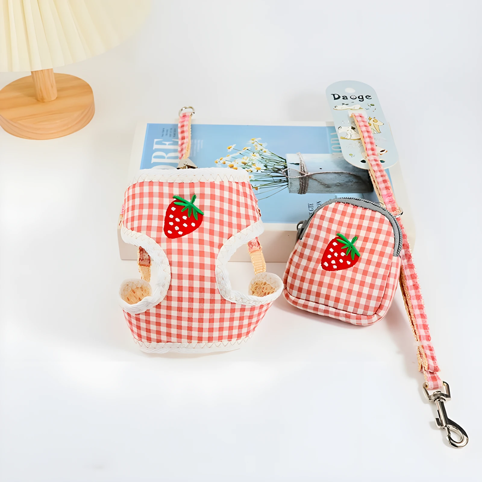 Arnés a cuadros rojos y blancos para gatos con diseño de fresa, incluye correa y bolsillo.
