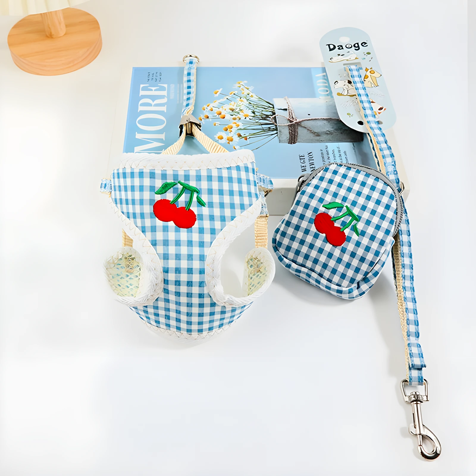 Arnés y correa para gato a cuadros azules con cerezas, incluye accesorio a juego.