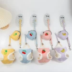 Set de 3 arneses para gatos a cuadros con frutitas (piña, cerezas, fresa) y bananos. Incluye correa y bolsa.
