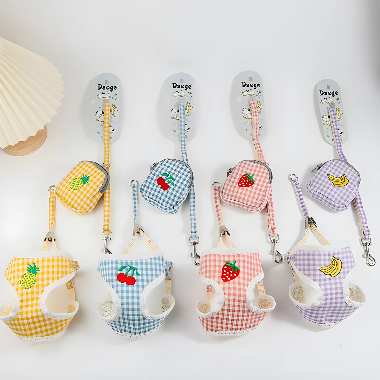 Set de 3 arneses para gatos a cuadros con frutitas (piña, cerezas, fresa) y bananos. Incluye correa y bolsa.