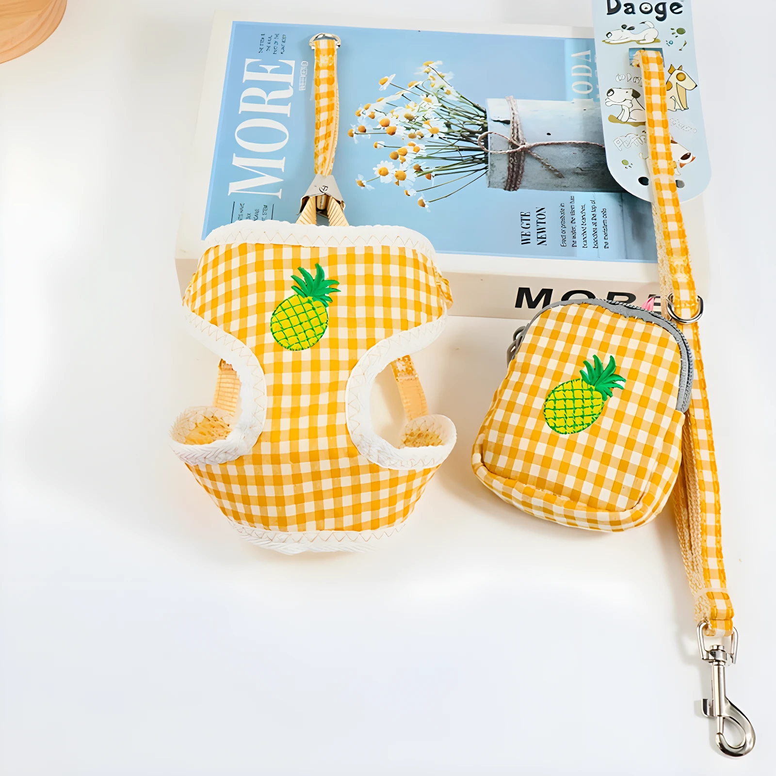 Arnés para gato amarillo con cuadros, piña bordada y bolso a juego.