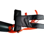 Arnés profesional negro con correas naranjas, diseñado para guadaña, incluye soporte ergonómico y sistema de ajuste visible.