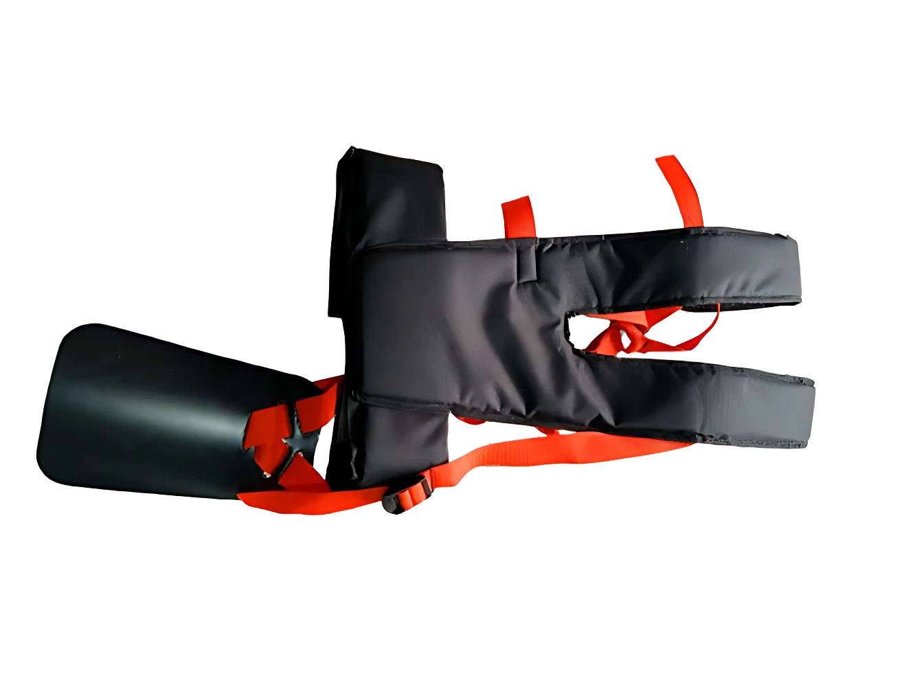 Arnés profesional negro con correas naranjas, diseñado para guadaña, incluye soporte ergonómico y sistema de ajuste visible.