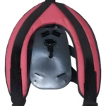 Arnés acolchado para guadaña, rojo y negro, con soporte ergonómico para aliviar tensión.