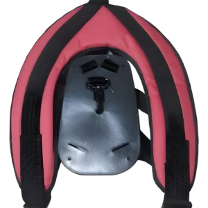 Arnés acolchado para guadaña, rojo y negro, con soporte ergonómico para aliviar tensión.