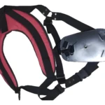 Arnés acolchado rojo y negro para guadaña con soporte ergonómico para hombros y espalda.