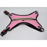 Arnés para perro o gato anti-tirones rosado, con hebillas rojas y detalles reflectivos.