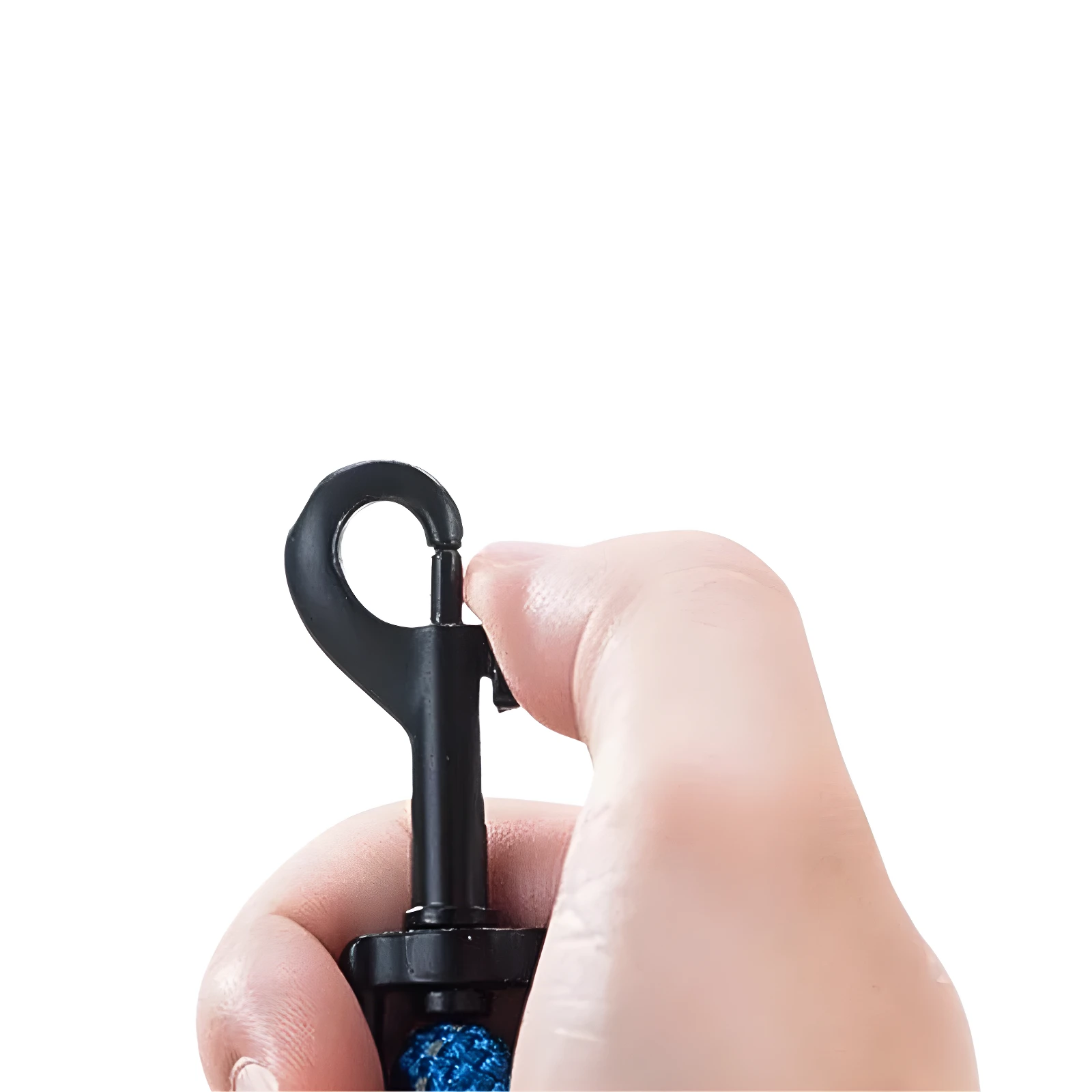 Mano ajusta hebilla negra de arnés para perro con correa azul, ideal para paseos seguros.