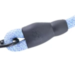 Correa para perro azul y blanca con mosquetón y detalle de huella de pata en goma.