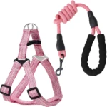 Arnés rosa ajustable para perro con correa en espiral y mango acolchado.