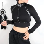 Arnés negro de cuero sintético ajustable, cuello con detalles blancos, para mujer, estilo alternativo.