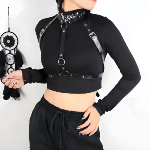 Arnés negro de cuero sintético ajustable, cuello con detalles blancos, para mujer, estilo alternativo.