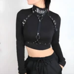 Arnés de cuero sintético negro con ajuste y diseño "Blessed" para mujer.