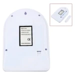 Balanza gramera digital blanca, parte trasera con etiqueta de especificaciones y compartimento de pilas AA.