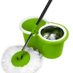 Balde trapero verde con base metalizada para escurrir, escobilla blanca de microfibra.