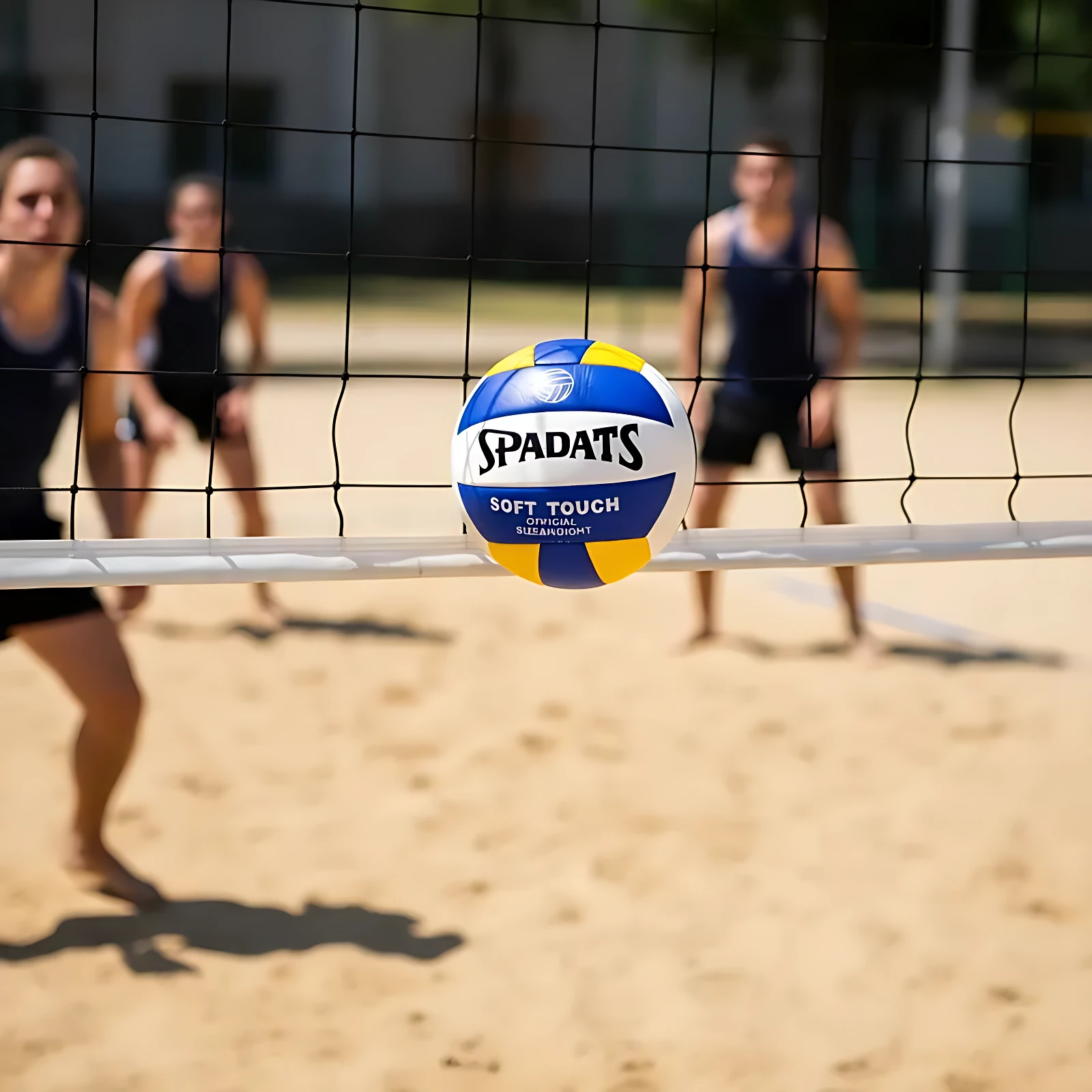 Balón de voleibol SPADATS Soft Touch, blanco, azul y amarillo, en cancha de arena con jugadores al fondo.