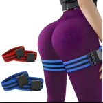 Bandas de oclusión BFR rojas y azules con hebillas negras, para entrenamiento de hipertrofia muscular segura.