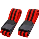 Dos bandas de oclusión BFR rojas y negras con hebilla negra, para entrenamiento de hipertrofia muscular.