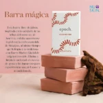 Barra exfoliadora Epoch con Barro Marino en empaque blanco con diseño de puntos rojos, 100g, sobre jabones rosados.