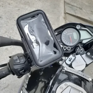 Base universal negra para celular en espejo de motocicleta, permite navegación y captura de viajes.