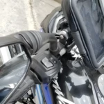 Base universal para celular en espejo de motocicleta. Negra, con soporte y mica protectora para pantalla.