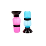 Set x2 bebederos portátiles para mascotas. Uno rosa con embudo, otro azul con base negra.