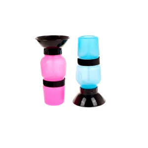 Set x2 bebederos portátiles para mascotas. Uno rosa con embudo, otro azul con base negra.