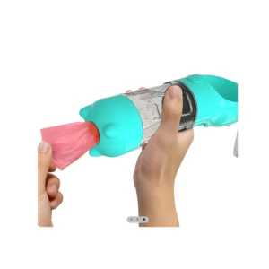 Bebedero portátil para mascotas, color turquesa, dispensando bolsa rosada con mano.