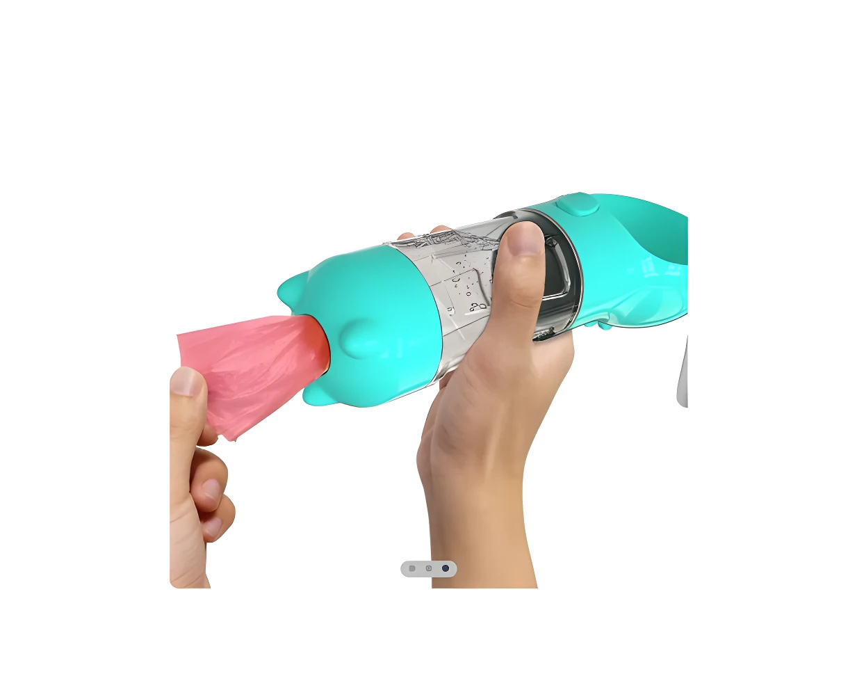 Bebedero portátil para mascotas, color turquesa, dispensando bolsa rosada con mano.