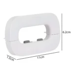 Bloqueo de puerta blanco para nevera, diseño en "C" con dos botones grises. Mide 11cm de largo, 6.2cm de alto y 1.5cm de ancho.