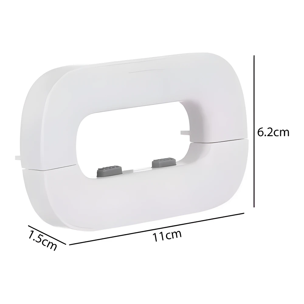 Bloqueo de puerta blanco para nevera, diseño en "C" con dos botones grises. Mide 11cm de largo, 6.2cm de alto y 1.5cm de ancho.