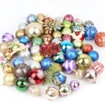Bolas navideñas plásticas colgantes decorativas surtidas en colores y diseños, con renos y adornos de copo de nieve.