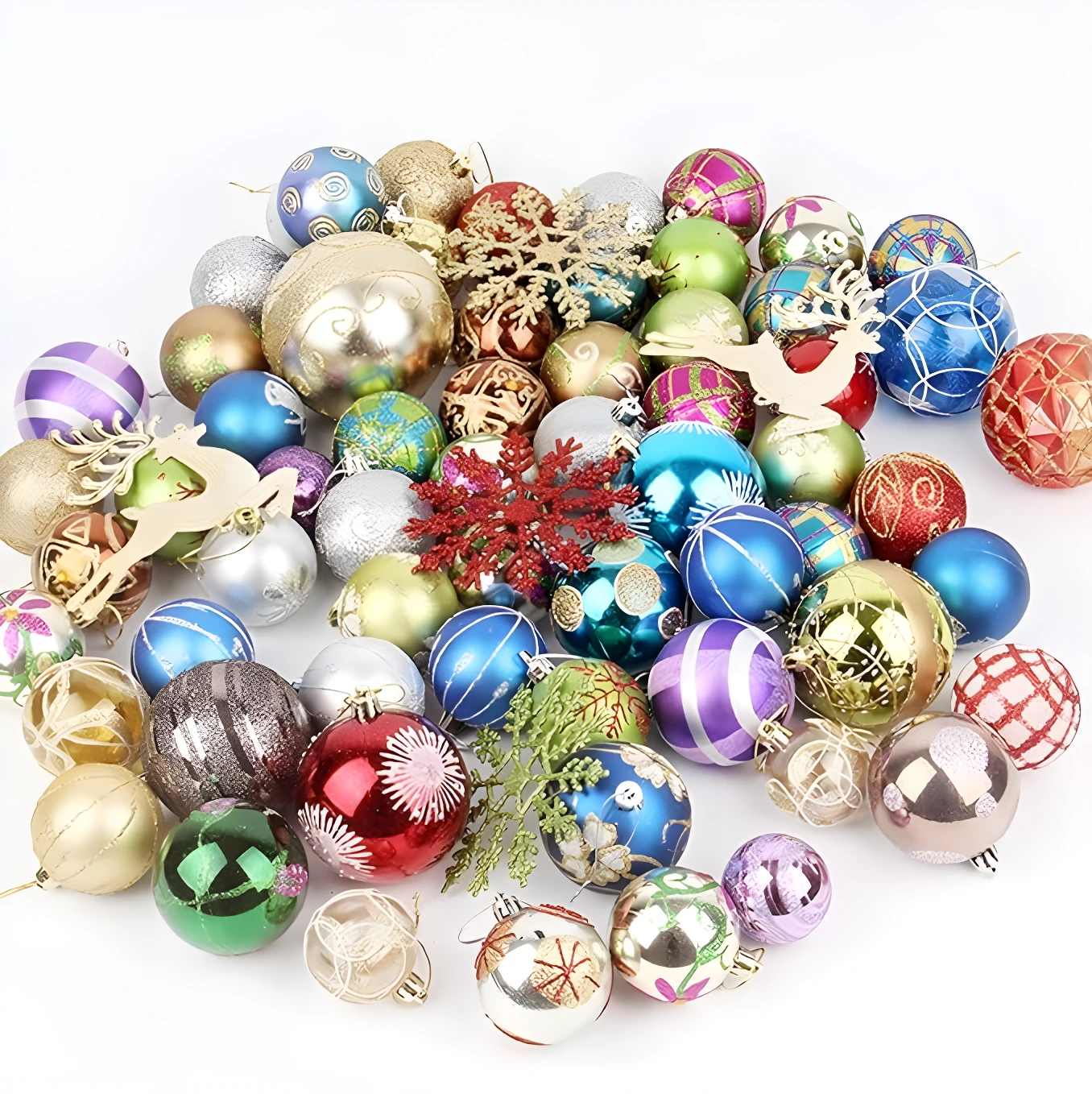 Bolas navideñas plásticas colgantes decorativas surtidas en colores y diseños, con renos y adornos de copo de nieve.