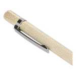 Bolígrafo dorado con clip metálico y textura cuadriculada.