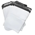Set de 100 bolsas de e-commerce blancas 25x35cm con cierre adhesivo negro.