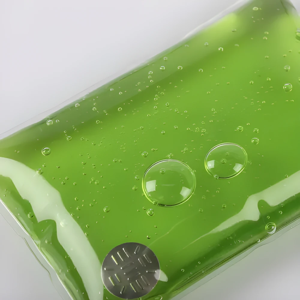 Bolsa gel reutilizable verde para termoterapia fría o caliente con burbujas y detalle metálico.