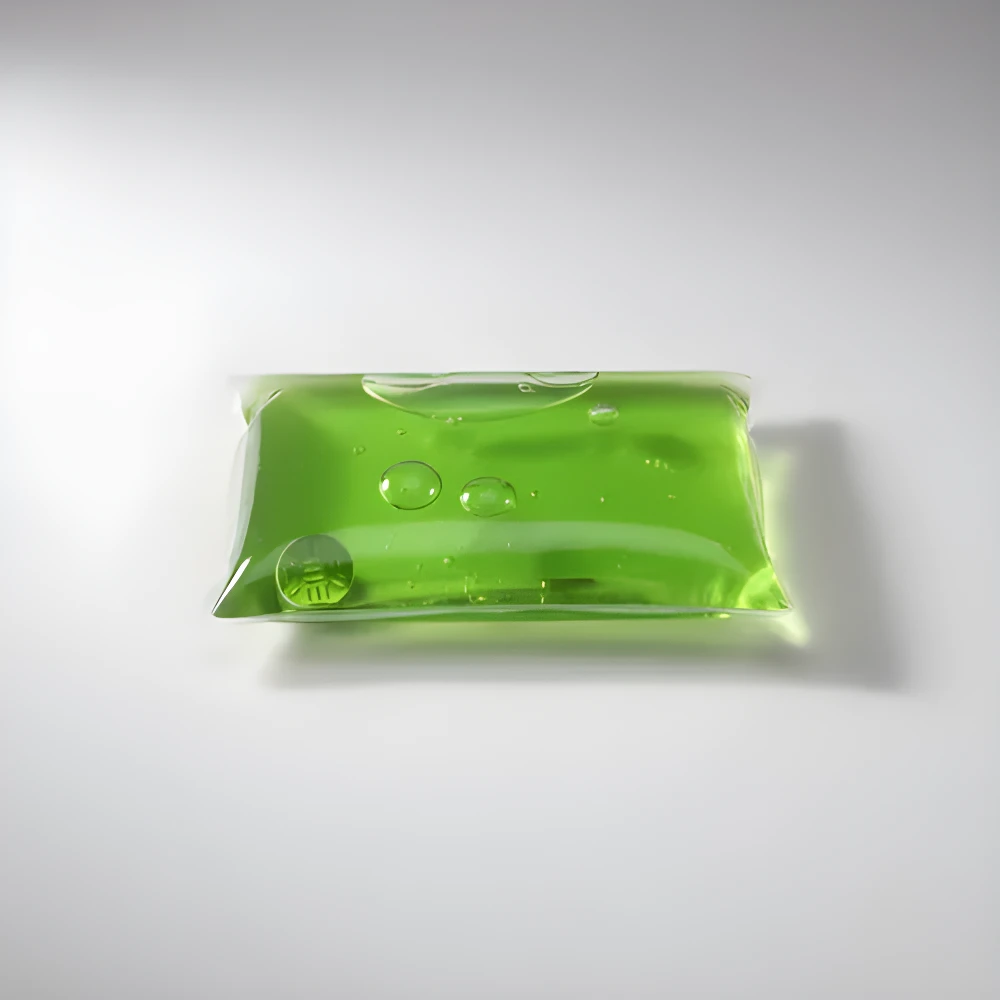 Bolsa de gel frío/caliente de termoterapia verde translúcido, con burbujas, sobre superficie blanca.