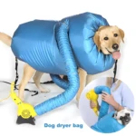 Perro labrador con bolsa secadora azul, flexible, con manguera y secador amarillo para secado rápido y sin salpicaduras.