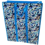 Bolsa talego grande con estampado camuflado azul, asas azules y cremallera visible.