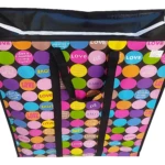 Bolsa talego estampada con círculos de colores y la palabra "LOVE", con asas y cremallera.
