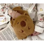 Bolsa térmica capibara de peluche suave color café, ideal para aliviar cólicos y brindar confort.