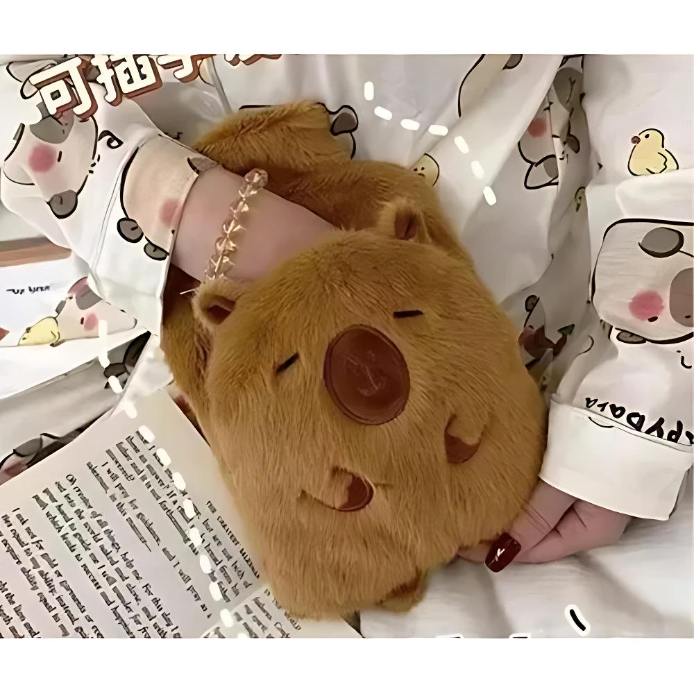 Bolsa térmica capibara de peluche suave color café, ideal para aliviar cólicos y brindar confort.