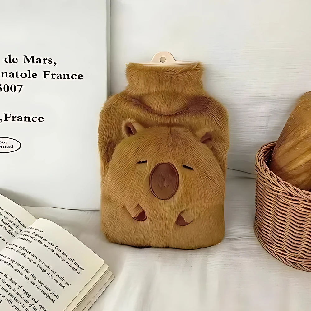 Bolsa térmica peluda marrón con cara de capibara, ideal para aliviar cólicos.