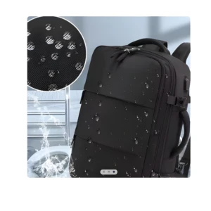Mochila negra impermeable con gotas de agua, compartimentos visibles, ideal para viajes.
